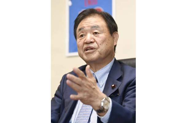 インタビューに応じる自民党の遠藤利明選対委員長