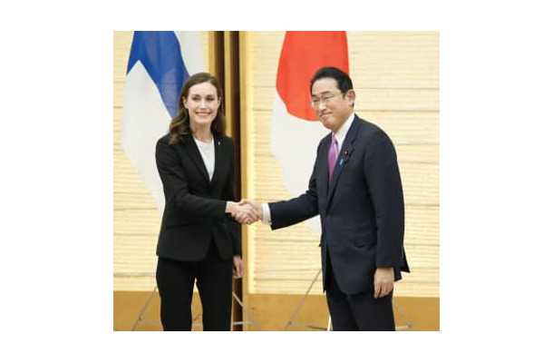 首脳会談を終え、共同記者発表で握手するフィンランドのマリン首相（左）と岸田首相＝11日午後、首相官邸