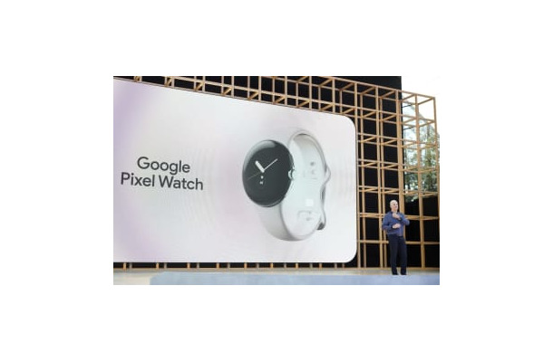 11日、米グーグルの開発者会議で発表された腕時計型端末「ピクセルウオッチ」（同社提供・共同）