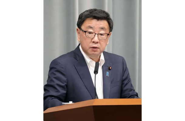 記者会見する松野官房長官＝12日午前、首相官邸