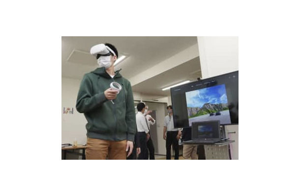VR横断歩行シミュレーターを体験する滋賀大の学生＝4月、滋賀県彦根市