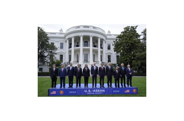 ホワイトハウスで記念撮影するバイデン米大統領（中央）とASEAN各国首脳＝12日、ワシントン（AP＝共同）