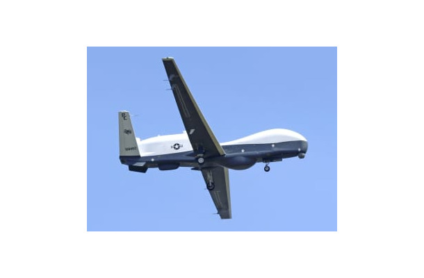米海軍の無人偵察機トライトン＝2021年5月、青森県の三沢基地周辺