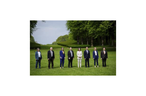 13日、ドイツ・バイセンハウスで、G7外相会合の記念写真に納まる各国外相ら。右端は林外相（AP＝共同）