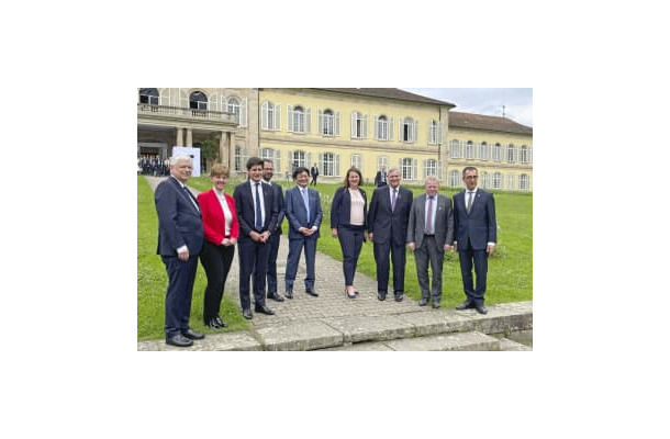 G7農相会合に出席した武部新・農水副大臣（中央）ら各国代表＝13日、ドイツ・シュツットガルト（共同）
