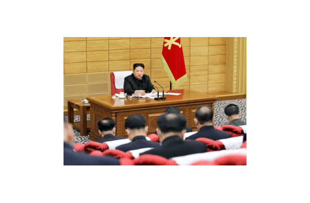 朝鮮労働党の政治局協議会に臨む金正恩総書記＝14日、平壌（朝鮮中央通信＝共同）