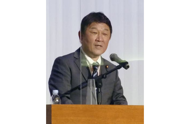 講演する自民党の茂木幹事長＝14日午前、青森市