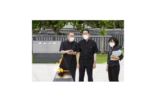 沖縄戦犠牲者らの名前が刻まれた「平和の礎」を訪れた岸田首相（中央）＝14日午後、沖縄県糸満市の平和祈念公園