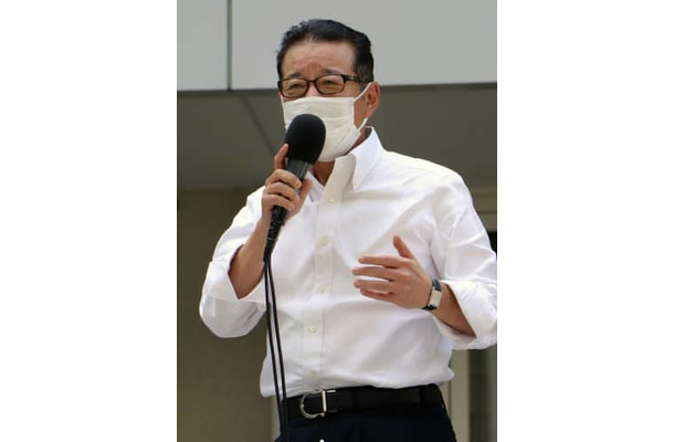 街頭演説する日本維新の会の松井一郎代表＝14日午後、高松市