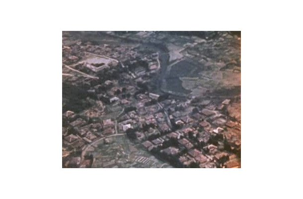 1945年3月23日、沖縄県の渡嘉敷村が米軍機の機銃掃射を受ける映像の一場面（豊の国宇佐市塾提供）