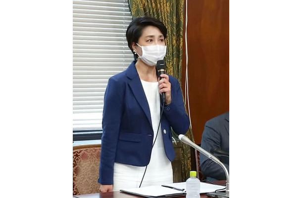 記者会見する日本維新の会の岬麻紀衆院議員＝16日午後、国会