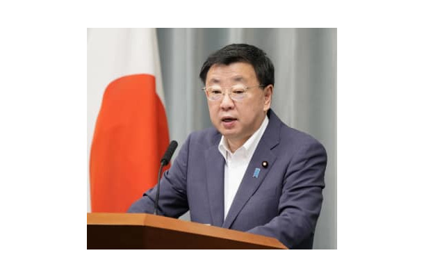 記者会見する松野官房長官＝17日午前、首相官邸