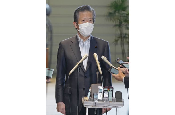 岸田首相との会談を終え、記者団の取材に応じる公明党の山口代表＝17日午後、首相官邸