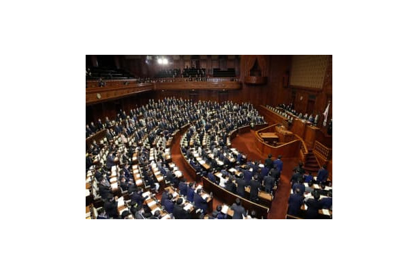 「こども家庭庁」設置関連法案を賛成多数で可決した衆院本会議＝17日午後