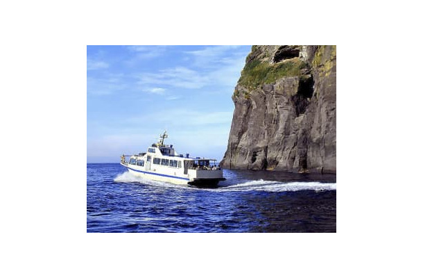 北海道・知床岬周遊コースを航行する観光船「KAZU　☆（ローマ数字1）」＝2009年ごろ（関係者提供）