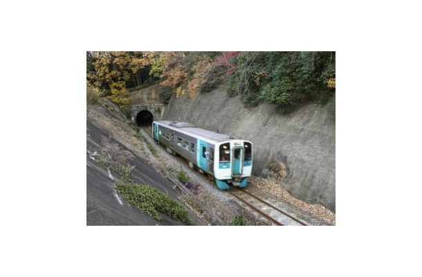 JR四国の高徳線を走る車両＝2020年、高松市