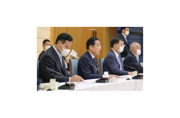 全世代型社会保障構築本部の会合であいさつする岸田首相（左から2人目）＝17日午後、首相官邸