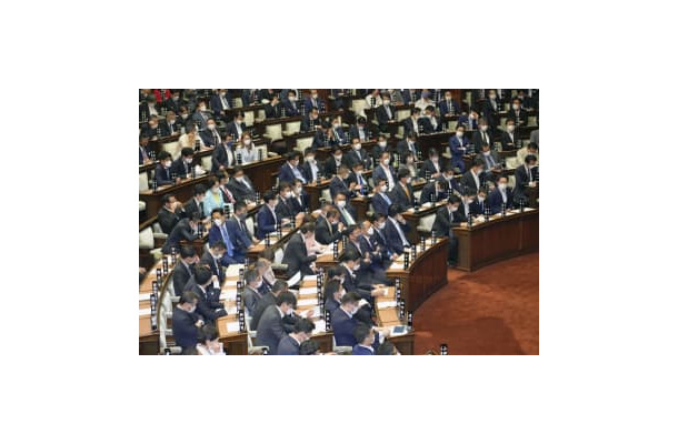 出席議員数の抑制を解除し開かれた衆院本会議＝17日午後