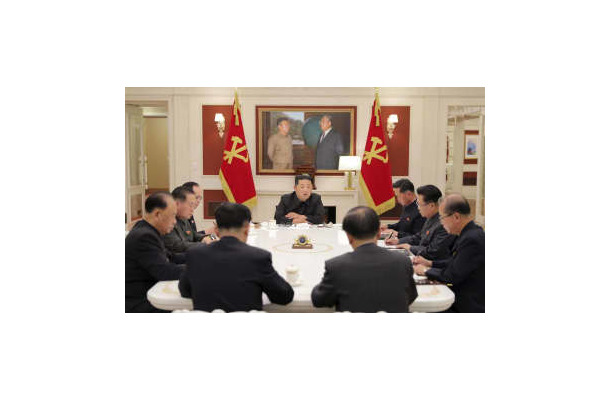 朝鮮労働党の政治局常務委員会に臨む北朝鮮の金正恩党総書記（中央）＝17日、平壌（朝鮮中央通信＝共同）