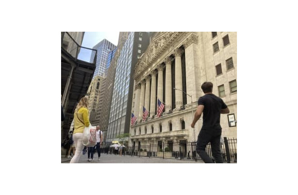 ニューヨーク証券取引所＝18日（AP＝共同）