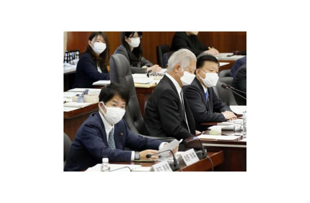 衆院憲法審査会に出席した自民党の新藤義孝氏（前列右）と立憲民主党の奥野総一郎氏（手前）＝19日午前