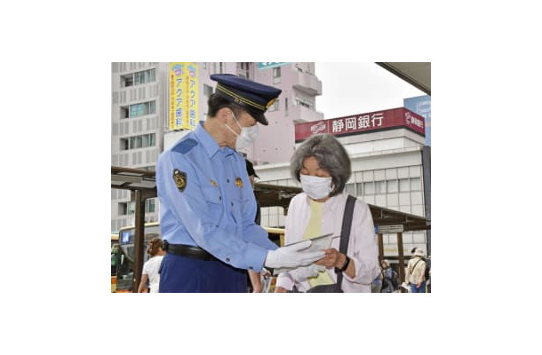 JR平塚駅前で通行人に情報提供を呼びかける神奈川県平塚署の飯塚博史署長（左）＝20日午前
