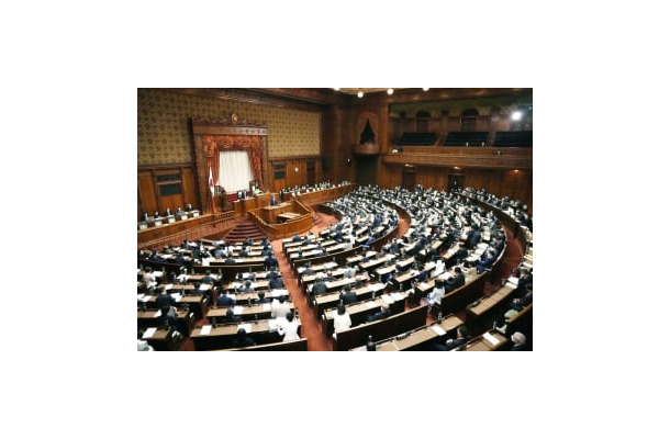 参院本会議＝20日午前