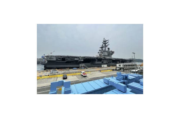 米海軍横須賀基地を出港する原子力空母ロナルド・レーガン＝20日午前、神奈川県横須賀市