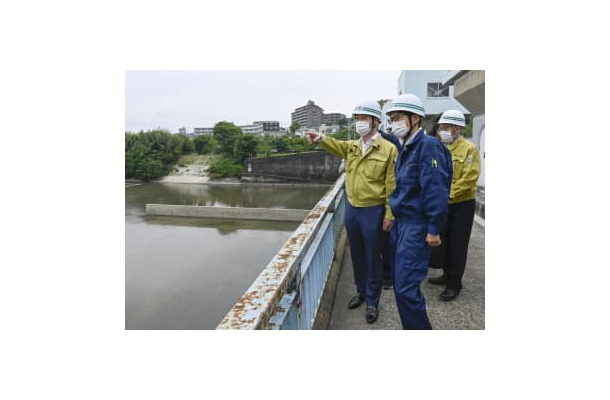 大規模な漏水が起きた「明治用水頭首工」を視察する宮崎雅夫農水政務官（左）＝21日午前、愛知県豊田市