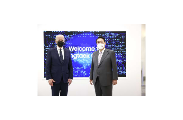 20日、ソウル近郊・平沢のサムスン電子の半導体工場を訪問したバイデン米大統領（左）と韓国の尹錫悦大統領（韓国大統領府提供、共同）