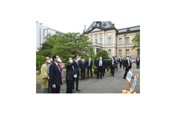 文化庁が移転する京都庁舎の工事状況を視察する岸田首相（左から2人目）＝21日午前（代表撮影）