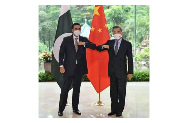パキスタンの外相（左）と写真に納まる中国の王毅国務委員兼外相＝22日、中国広東省広州（中国外務省の「微博（ウェイボ）」から、共同）