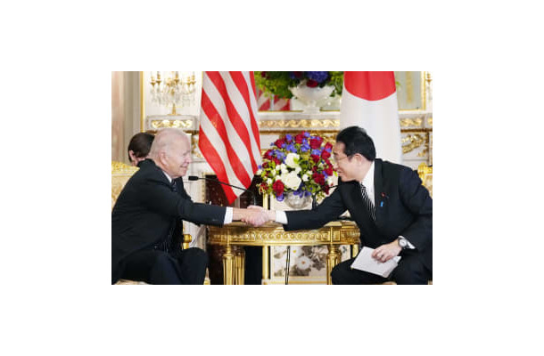 首脳会談で握手する岸田首相（右）とバイデン米大統領＝23日午前、東京・元赤坂の迎賓館