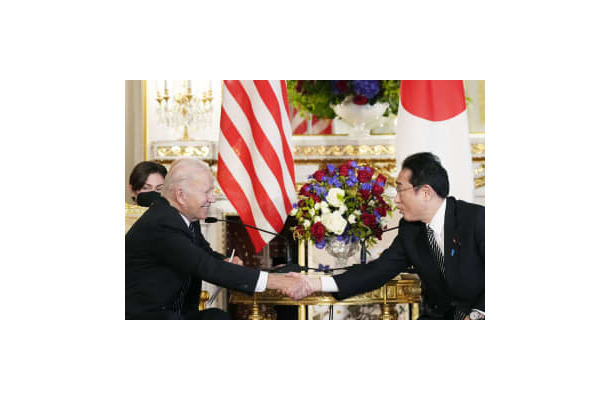 首脳会談で握手する岸田首相（右）とバイデン米大統領＝23日午前、東京・元赤坂の迎賓館