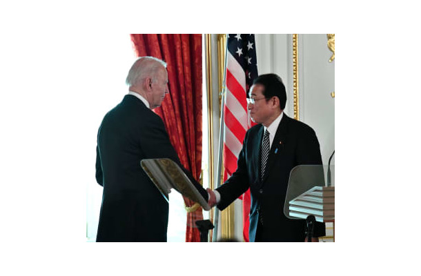 共同記者会見を終え、握手する岸田首相（右）とバイデン米大統領＝23日午後、東京・元赤坂の迎賓館（代表撮影）