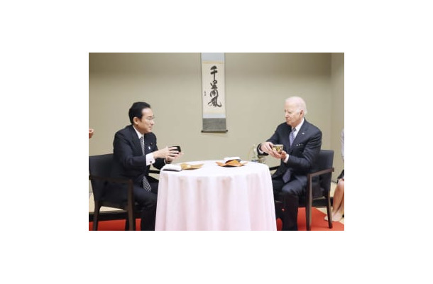お茶を堪能する岸田首相（左）とバイデン米大統領＝23日夕、東京都港区の八芳園（内閣広報室提供）