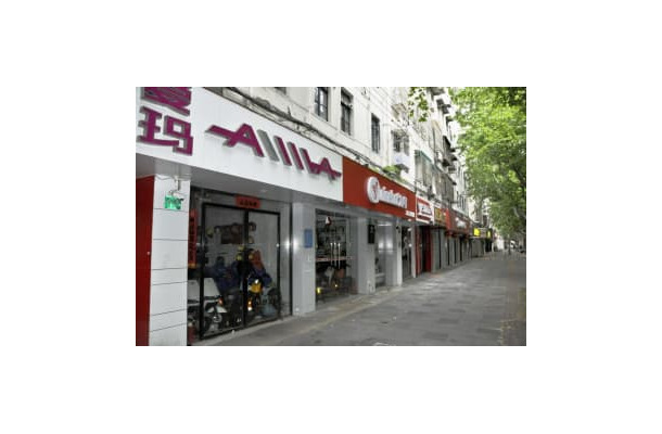 営業を停止した商店が並ぶ中国上海市内の通り＝4月（共同）