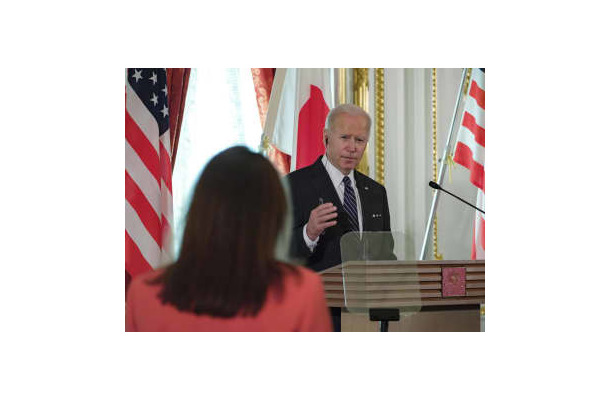 23日、日米首脳会談を終え共同記者会見するバイデン米大統領＝東京・元赤坂の迎賓館（AP＝共同）