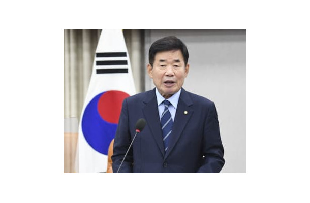 24日、韓国の次期国会議長候補に選出され所感を述べる野党「共に民主党」の金振杓議員＝ソウル（共同）