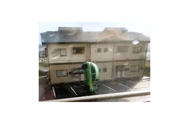 運送業の男性が動画撮影した、突風で車体が宙に浮く小型車＝25日夕、福島県二本松市（男性提供）