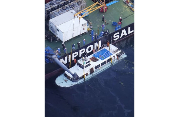 海面上までつり上げられた観光船「KAZU　1」＝26日午後6時54分、北海道斜里町沖（共同通信社ヘリから）