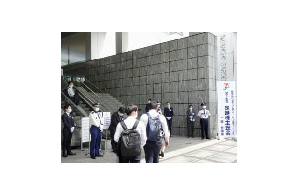 セブン＆アイ・ホールディングスの定時株主総会の会場に入る人たち＝26日午前、東京都千代田区