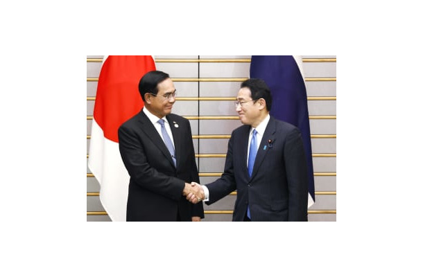 会談を前に握手するタイのプラユット首相（左）と岸田首相＝26日午後、首相官邸