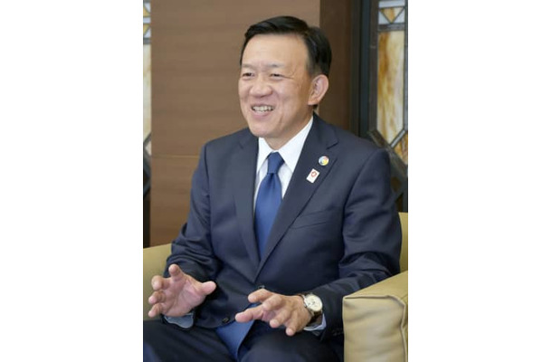インタビューに答える関西経済同友会の代表幹事に就任した角元敬治氏＝23日、大阪市