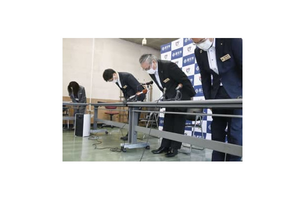 記者会見で謝罪する岩手県釜石市の野田武則市長（右から2人目）＝26日午後、釜石市役所