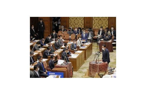 衆院予算委で答弁する岸田首相＝27日午前