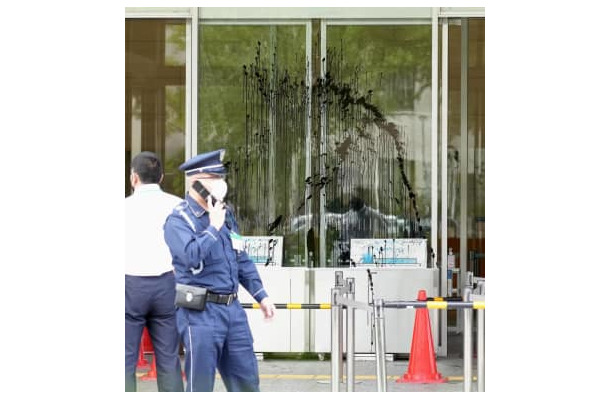 黒い液体が飛び散った衆院第1議員会館の玄関のガラス＝27日午後3時43分、東京・永田町