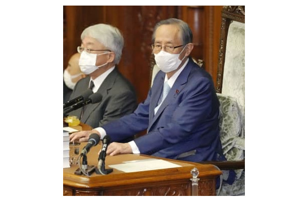 衆院本会議に臨む細田議長＝27日午後