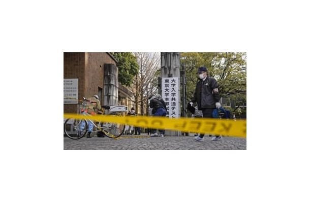 大学入学共通テストの受験生ら3人が包丁で刺され、規制線が張られた東大＝1月、東京都文京区