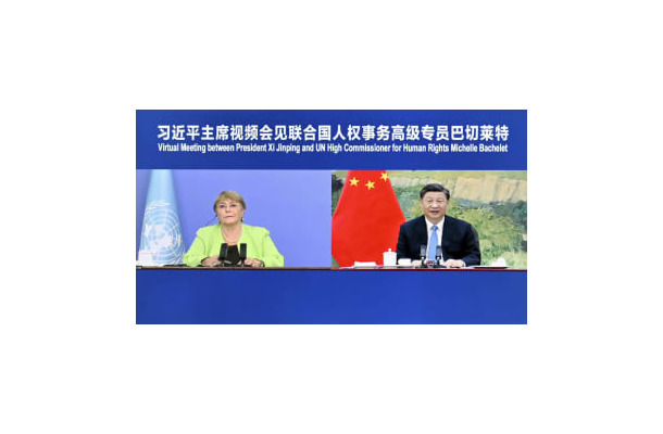 バチェレ国連人権高等弁務官（左）とオンラインで会談する中国の習近平国家主席＝25日、北京（新華社＝共同）